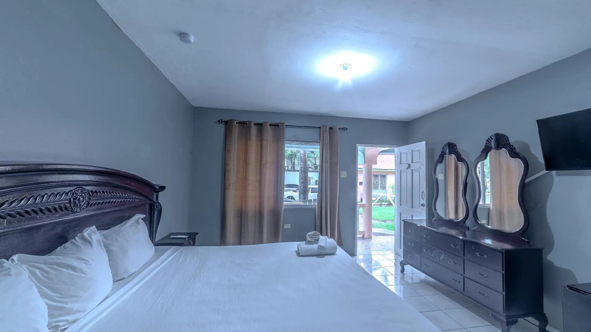 Отель Tamboo Resort Негрил