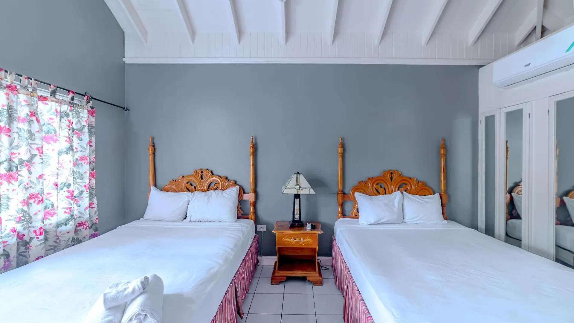Отель Tamboo Resort Негрил